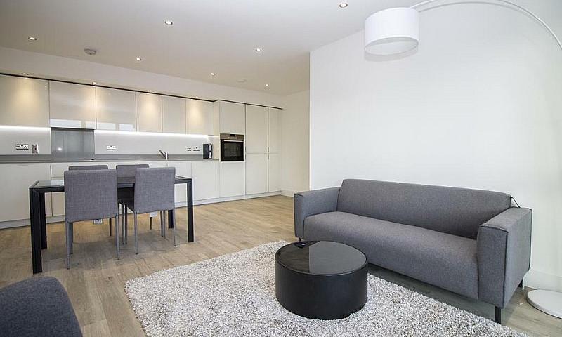 2 Bedroom Flat In Gr...