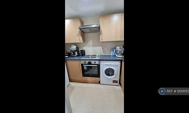 1 Bedroom Flat In Ma...