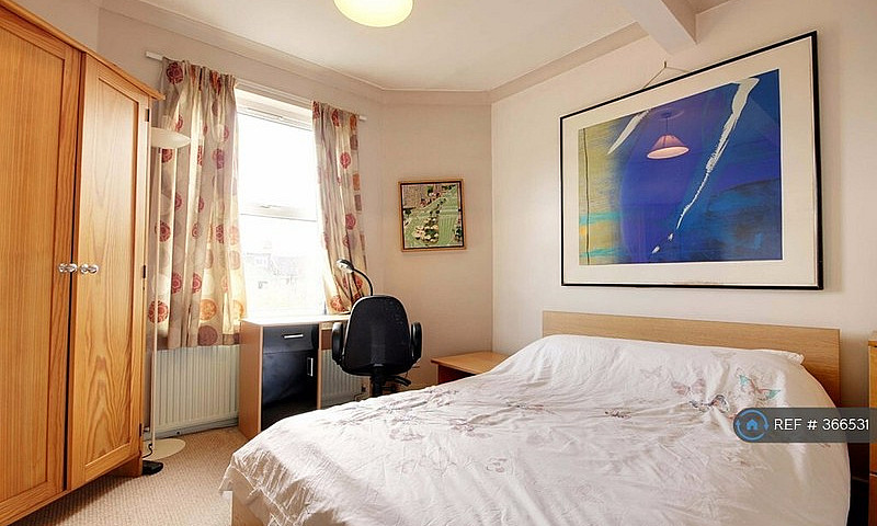 1 Bedroom In Leytons...