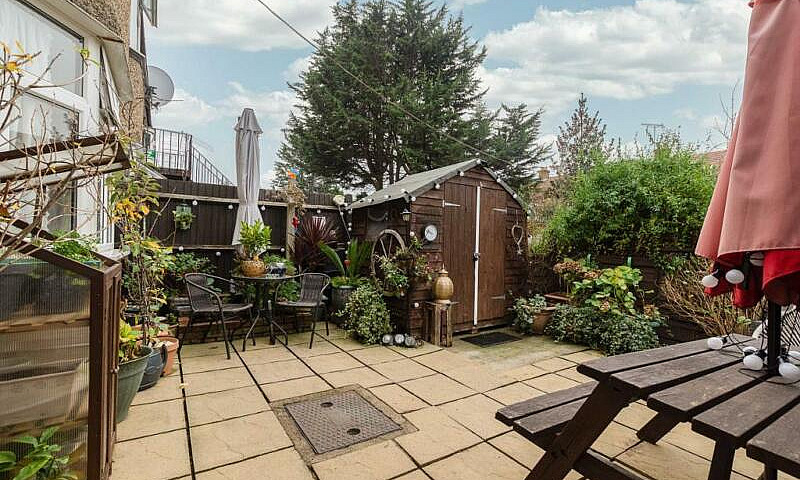 2 Bedroom Flat In Er...