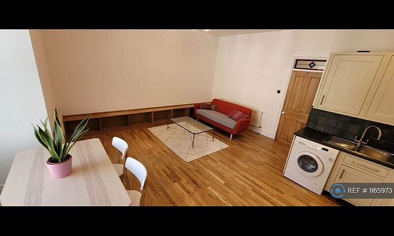 2 Bedroom Flat In Ba...