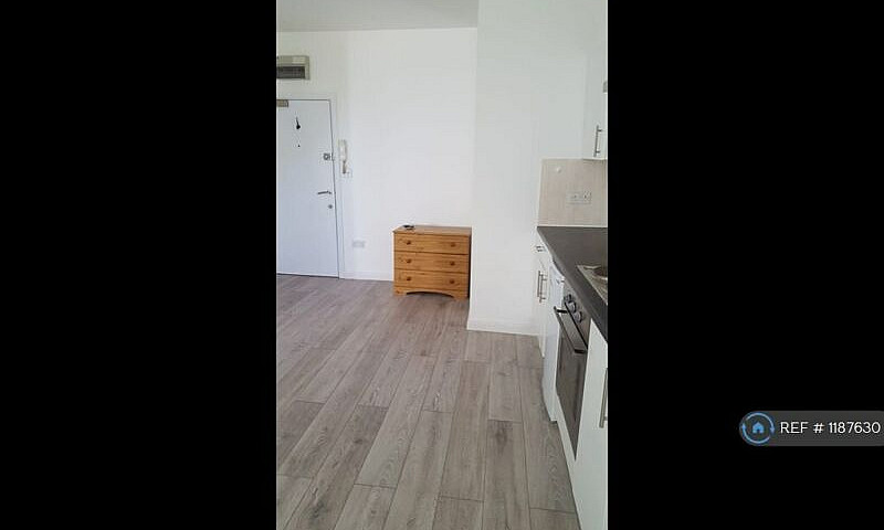 1 Bedroom Flat In Ra...