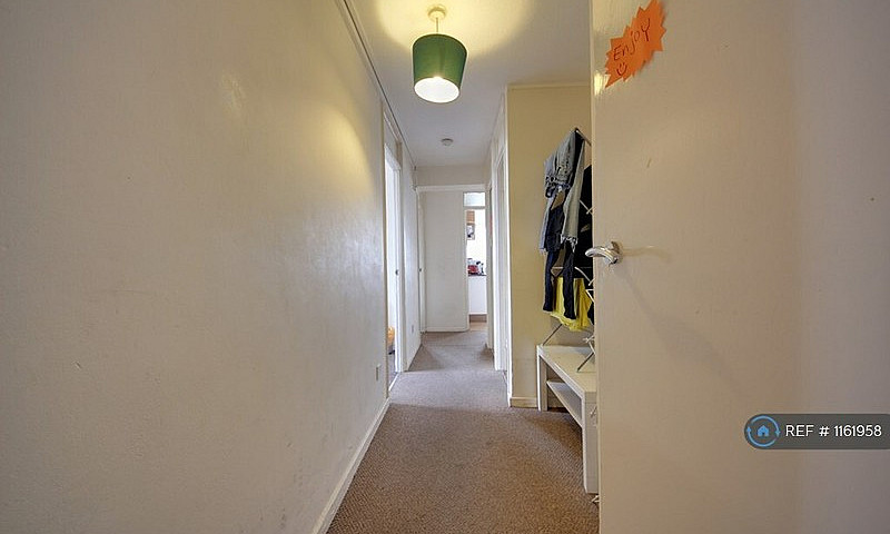 3 Bedroom Flat In De...