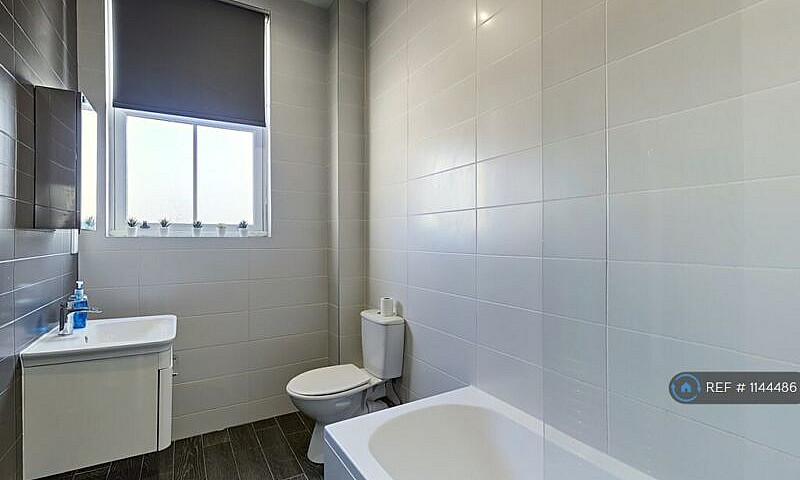 2 Bedroom Flat In Gl...