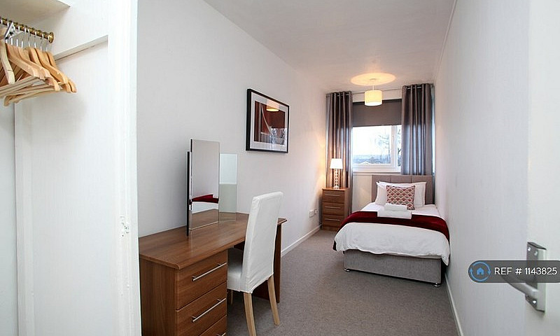 3 Bedroom Flat In Pe...