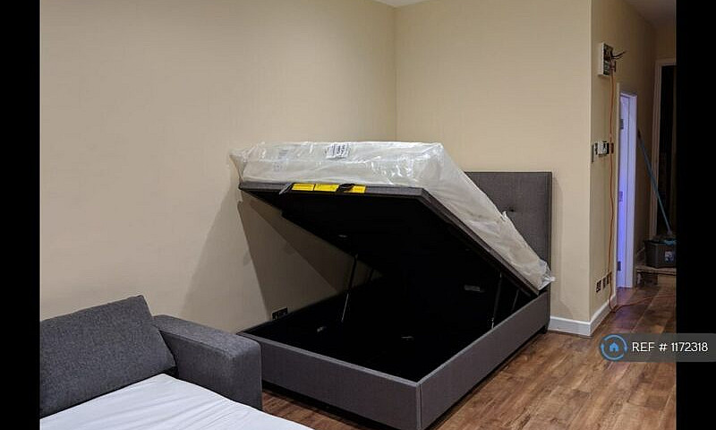 Studio Flat In Deron...