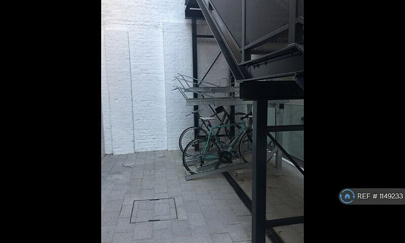 1 Bedroom Flat In Wo...
