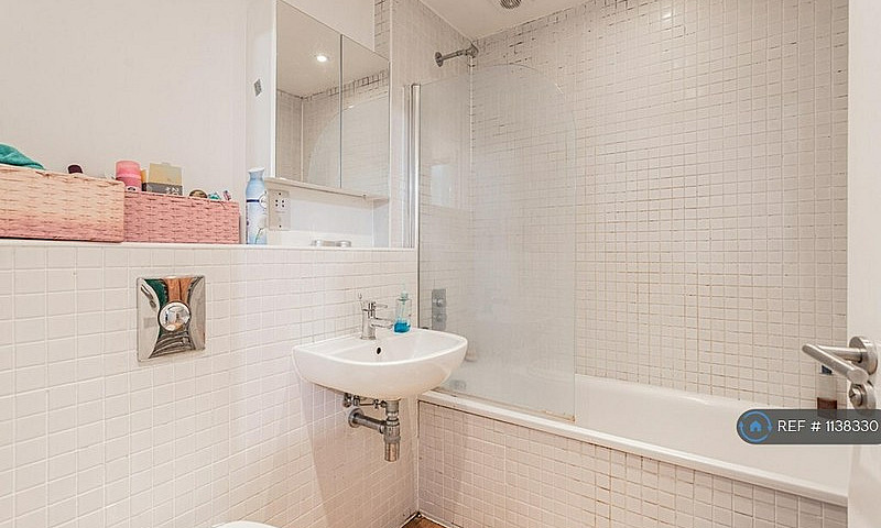2 Bedroom Flat In Wa...