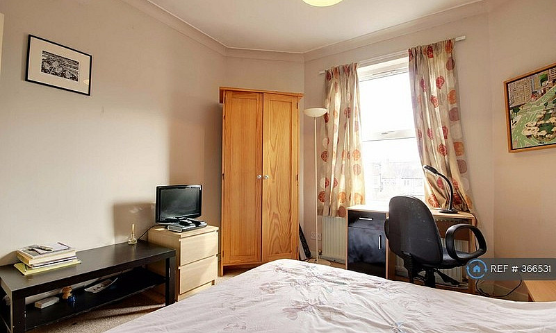1 Bedroom In Leytons...
