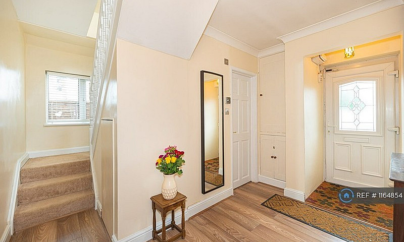 3 Bedroom House In N...