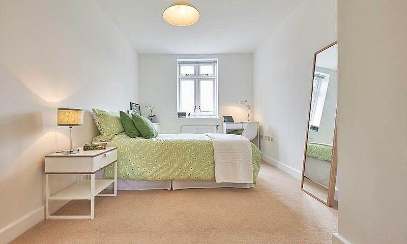 2 Bedroom Flat In Ma...