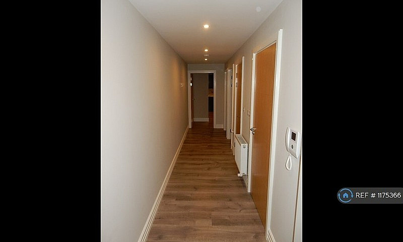 2 Bedroom Flat In Fi...