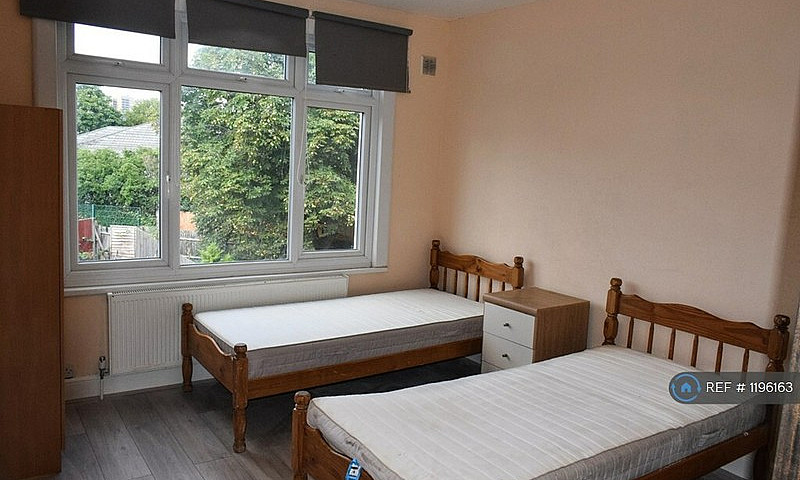 2 Bedroom Flat In Lo...