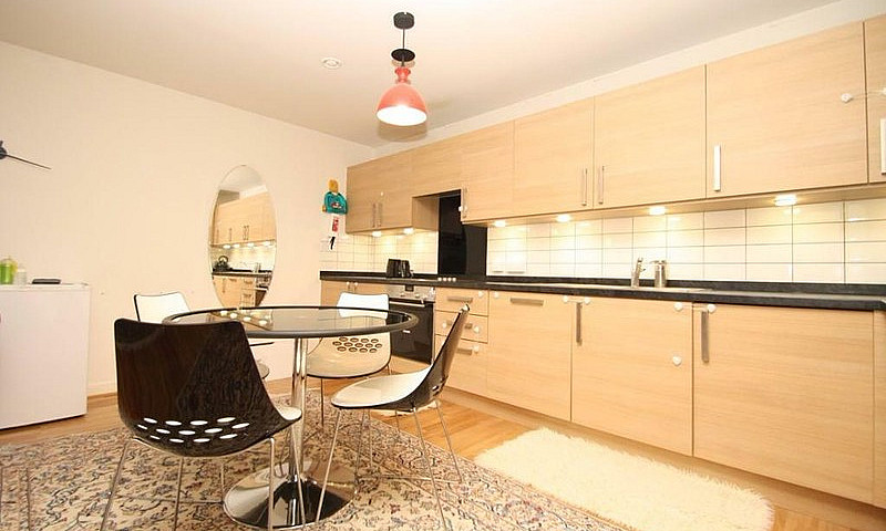2 Bedroom Flat In Qu...