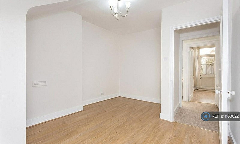 4 Bedroom Flat In Be...
