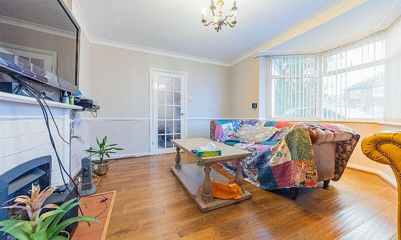 4 Bedroom House In O...