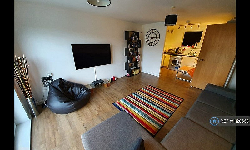 2 Bedroom Flat In Sa...