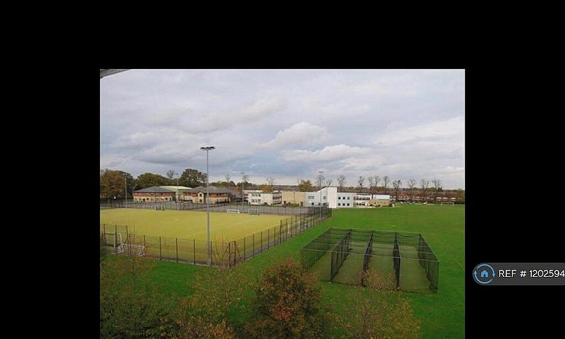 2 Bedroom Flat In Lo...