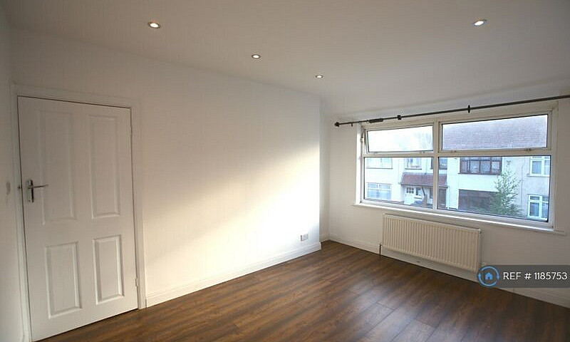 1 Bedroom Flat In De...