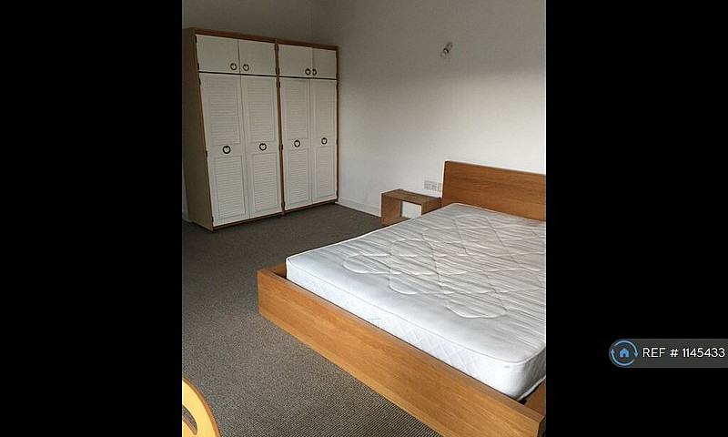 3 Bedroom Flat In Ho...