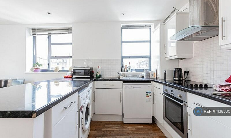 2 Bedroom Flat In Wa...