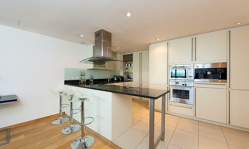 2 Bedroom Flat In No...
