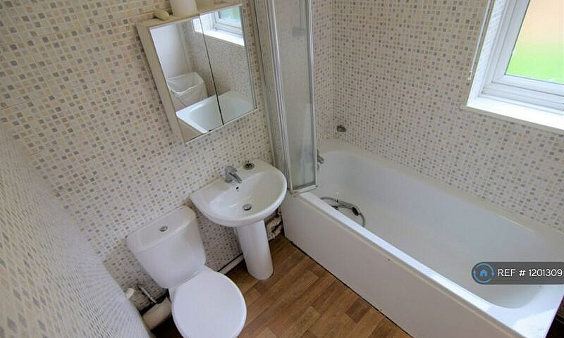 3 Bedroom Flat In Wo...