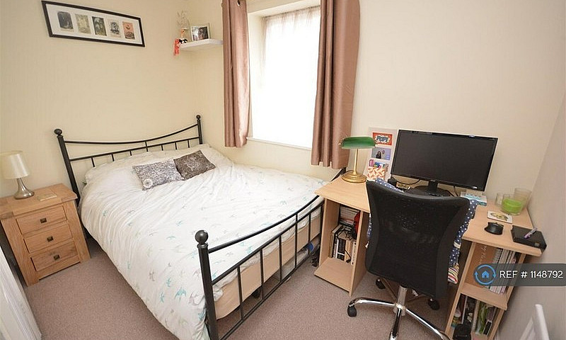 2 Bedroom Flat In Ke...