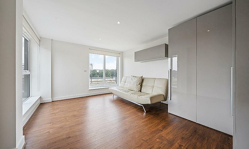 3 Bedroom Flat In Na...
