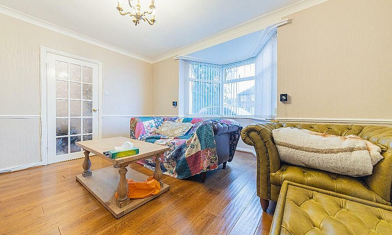 4 Bedroom House In O...