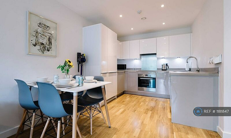 2 Bedroom Flat In Cr...