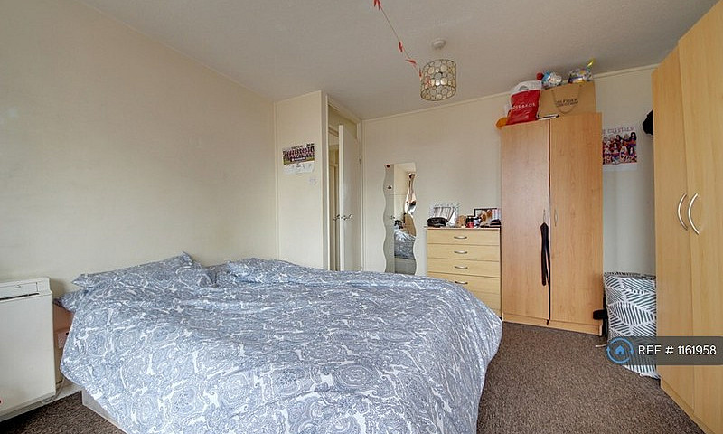 3 Bedroom Flat In De...