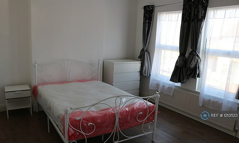 5 Bedroom House In B...
