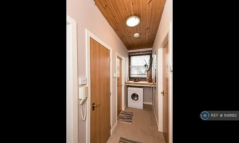 2 Bedroom Flat In Sc...