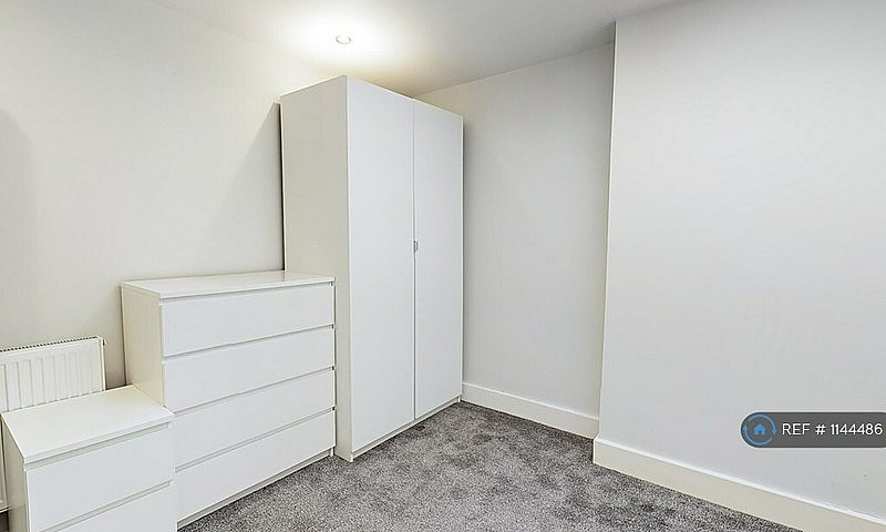 2 Bedroom Flat In Gl...