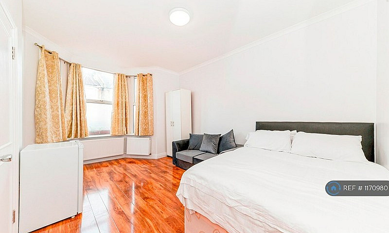 Studio Flat In Manor...