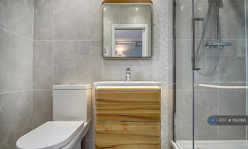 2 Bedroom Flat In Le...