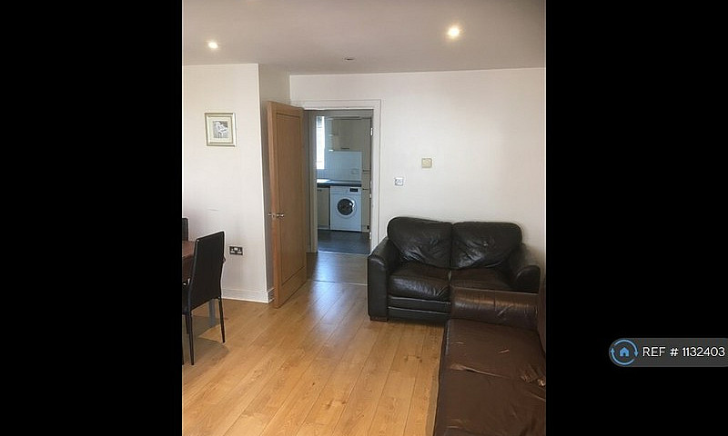 2 Bedroom Flat In Sa...