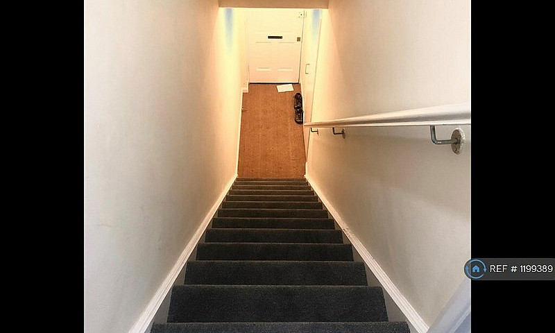 2 Bedroom Flat In Ge...