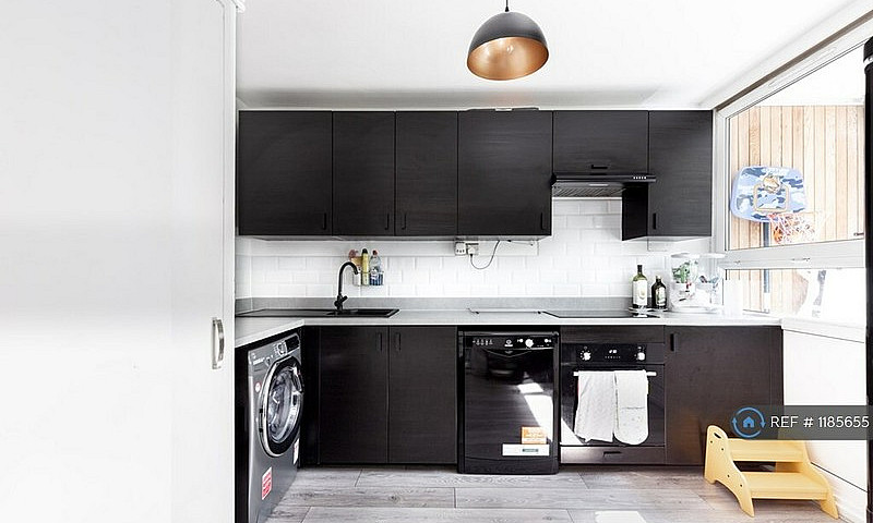 3 Bedroom Flat In Tr...