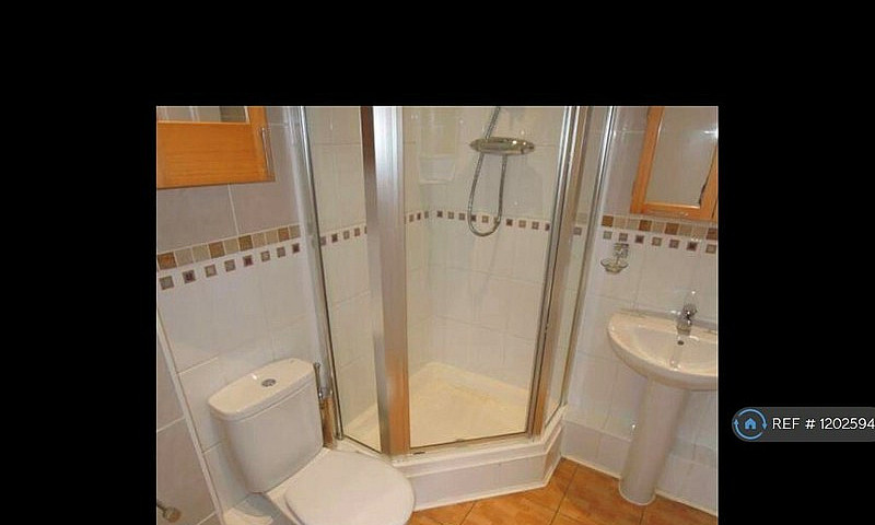 2 Bedroom Flat In Lo...