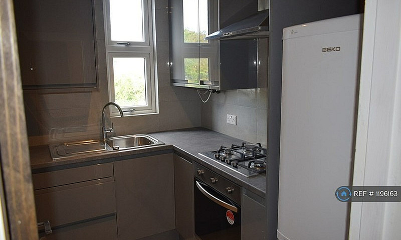2 Bedroom Flat In Lo...