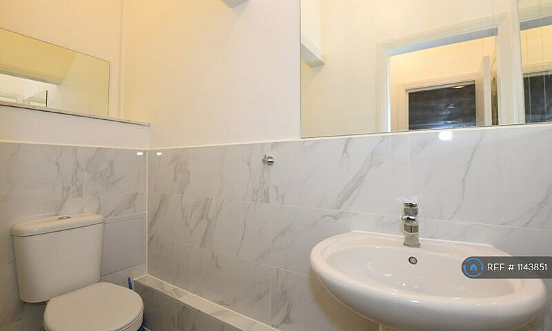 2 Bedroom Flat In G/...