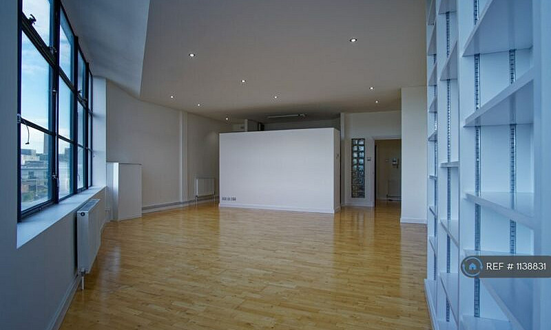 2 Bedroom Flat In Ex...