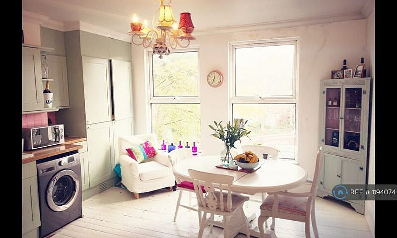 2 Bedroom Flat In Ch...