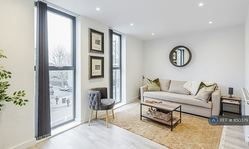 2 Bedroom Flat In Gr...