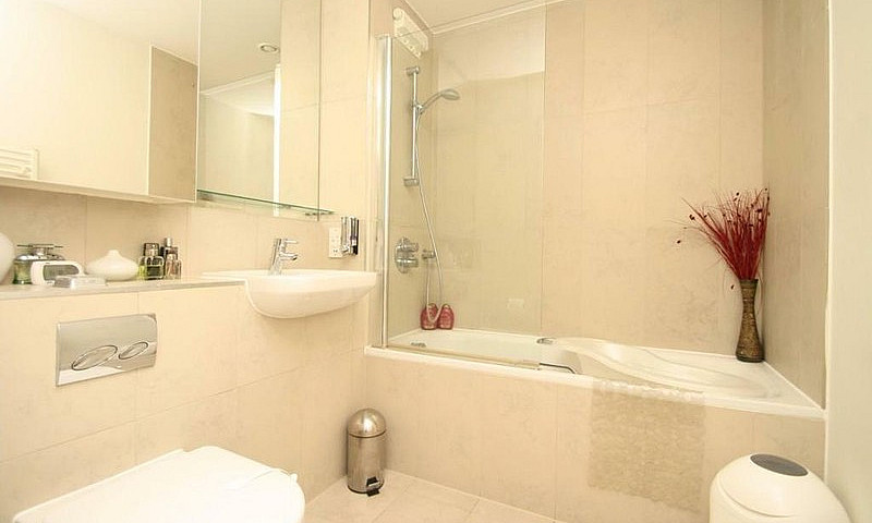 2 Bedroom Flat In Qu...