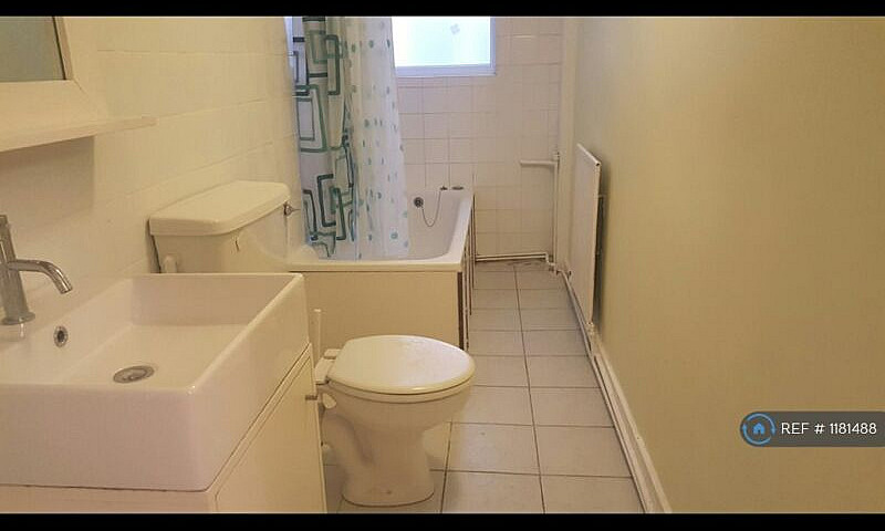 2 Bedroom Flat In Tu...