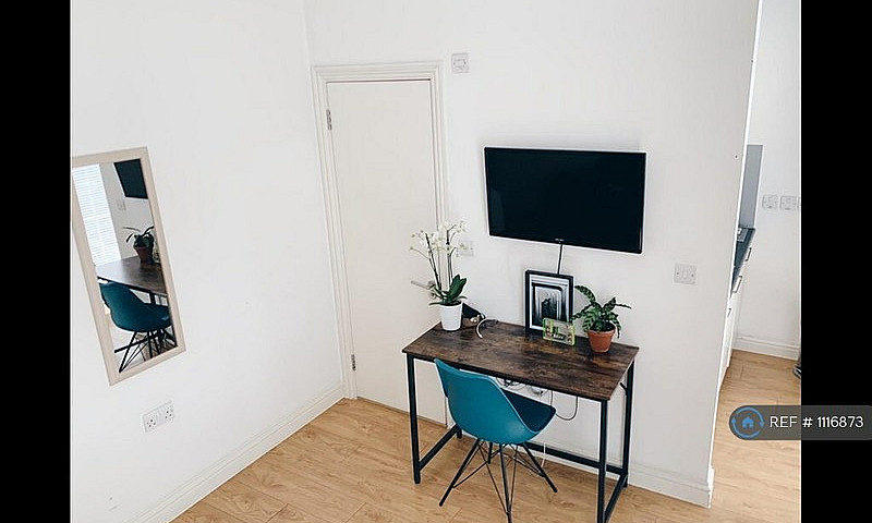 Studio Flat In Camde...