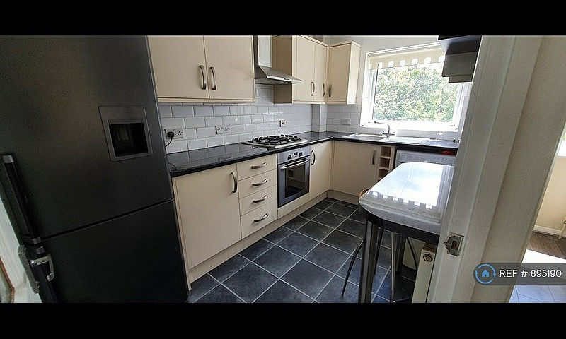 2 Bedroom Flat In Wh...
